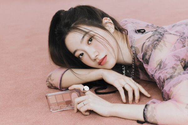 ルセラフィム(LE SSERAFIM)カズハはクール系メイク!コスメやスキンケアを調査