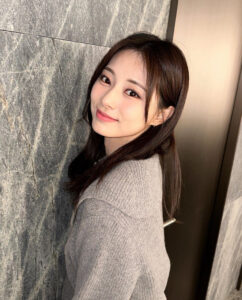 TWICE(トゥワイス)ツウィは骨格ウェーブで顔タイプはフェミニン？スタイル事情を調査！