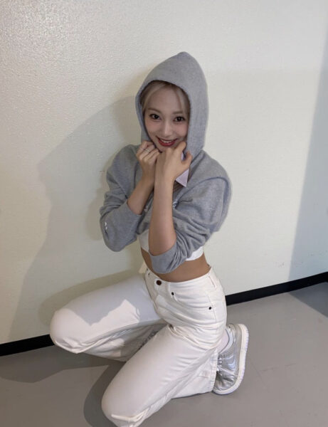 TWICE(トゥワイス)ツウィのウエストは何センチ？くびれや腹筋がある理由