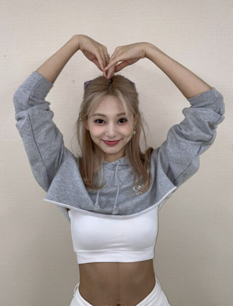 TWICE(トゥワイス)ツウィのウエストは何センチ？くびれや腹筋がある理由