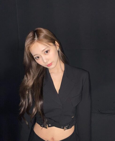 TWICE(トゥワイス)ツウィは骨格ウェーブで顔タイプはフェミニン？スタイル事情を調査！