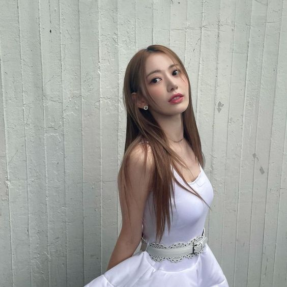 ルセラフィム(LE SSERAFIM)宮脇咲良の私服まとめ!着用ワンピースのブランドは?